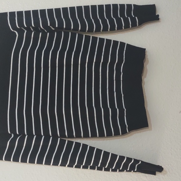 PRE OWNED MADISON GREY TURTLE NECK COLOR WHITE AND BLACK LONG SLEEVE SIZE M - Picture 7 of 11